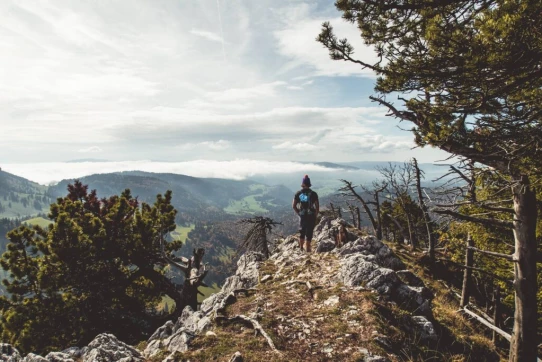 Du sommet, le sentier se poursuit sur la crĂªte avant d'entamer la descente.