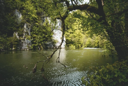 Et nous voilà au lieu-dit "Le Theusseret" ! Si le coeur vous en dit, vous pouvez vous arrêter à l'auberge pour y déguster une truite ou une glace, selon l'envie du moment ;-)