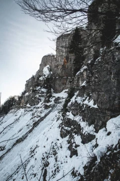 Dans un virage, la roche se dévoile. Les courants d'air qui remontent du bas n'invitent pas à s'attarder.