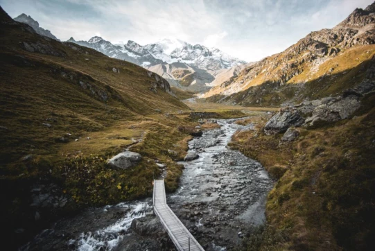 Traversée du ruisseau avant la montée vers le col des Avouillons.