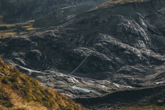 Allez, on attaque la descente en direction de la passerelle de Corbassière, un ouvrage long de 190 mètres, suspendu à 70m du sol, qui permet le franchissement de la langue glacière qui s'est inéluctablement retirée au fil des décennies...