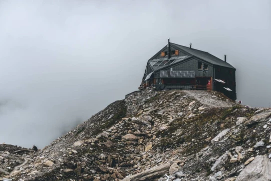 Nous rejoignons la cabane pour un thé chaud bienvenu, maintenant que le soleil a disparu.