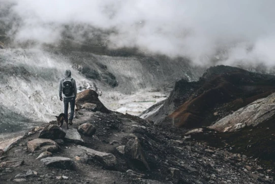 Pour le retour vers la passerelle, on opte pour un petit sentier qui longe la moraine. On peut aussi très bien revenir sur nos pas en suivant le sentier officiel balisé pour diminuer la difficulté technique. Le long de la moraine n'est pas très difficile en soi mais le dernier bout est un peu plus raide et le sol sablonneux peut engendrer l'une ou l'autre glissade (on risque juste d'atterrir sur ses fesses, pas de dégringoler au fond du glacier, rassurez-vous).