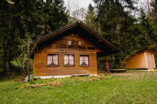 En passant devant cette petite cabane, nous n'avons pas résisté à l'envie de croquer dans une pomme et de s'asseoir sur le petit banc...