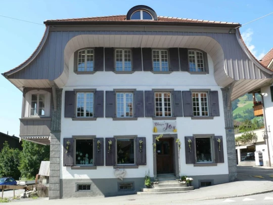 Frutigen chemin des sculptures Uferweg Hängebrücke Hostalde passerelle Reinisch
