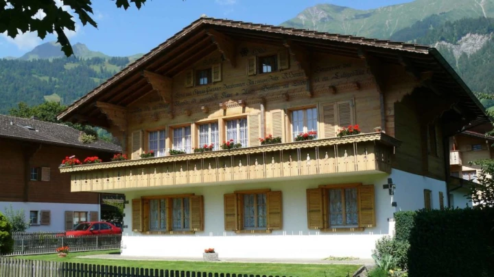 Frutigen chemin des sculptures Uferweg Hängebrücke Hostalde passerelle Reinisch