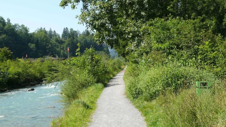 Frutigen chemin des sculptures Uferweg Hängebrücke Hostalde passerelle Reinisch