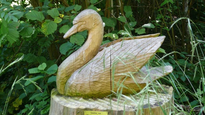 Frutigen chemin des sculptures Uferweg Hängebrücke Hostalde passerelle Reinisch