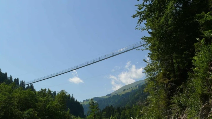Frutigen chemin des sculptures Uferweg Hängebrücke Hostalde passerelle Reinisch