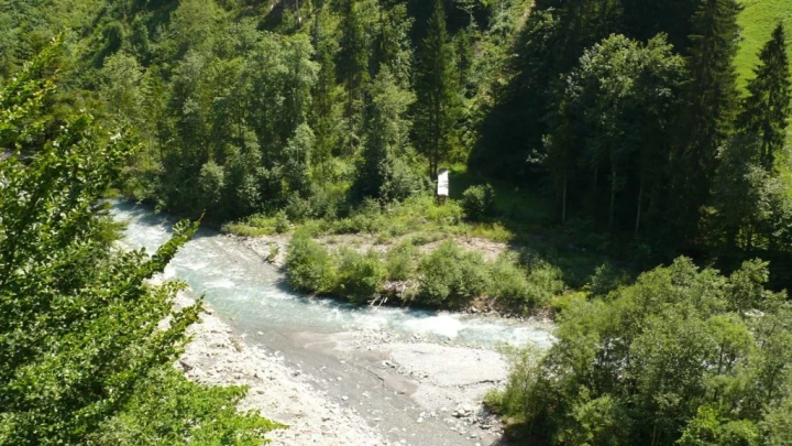 Frutigen chemin des sculptures Uferweg Hängebrücke Hostalde passerelle Reinisch
