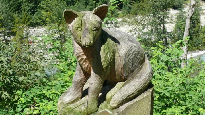Frutigen chemin des sculptures Uferweg Hängebrücke Hostalde passerelle Reinisch