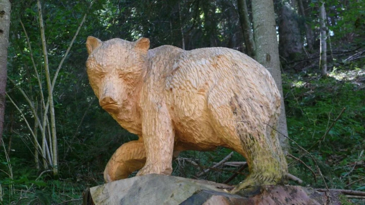 Frutigen chemin des sculptures Uferweg Hängebrücke Hostalde passerelle Reinisch