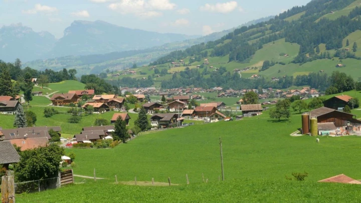 Frutigen chemin des sculptures Uferweg Hängebrücke Hostalde passerelle Reinisch