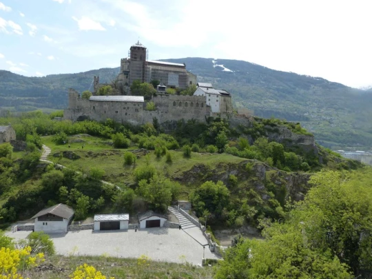 Sion Valais château de Valère château de Tourbillon chapelle de Tous-les-Saints