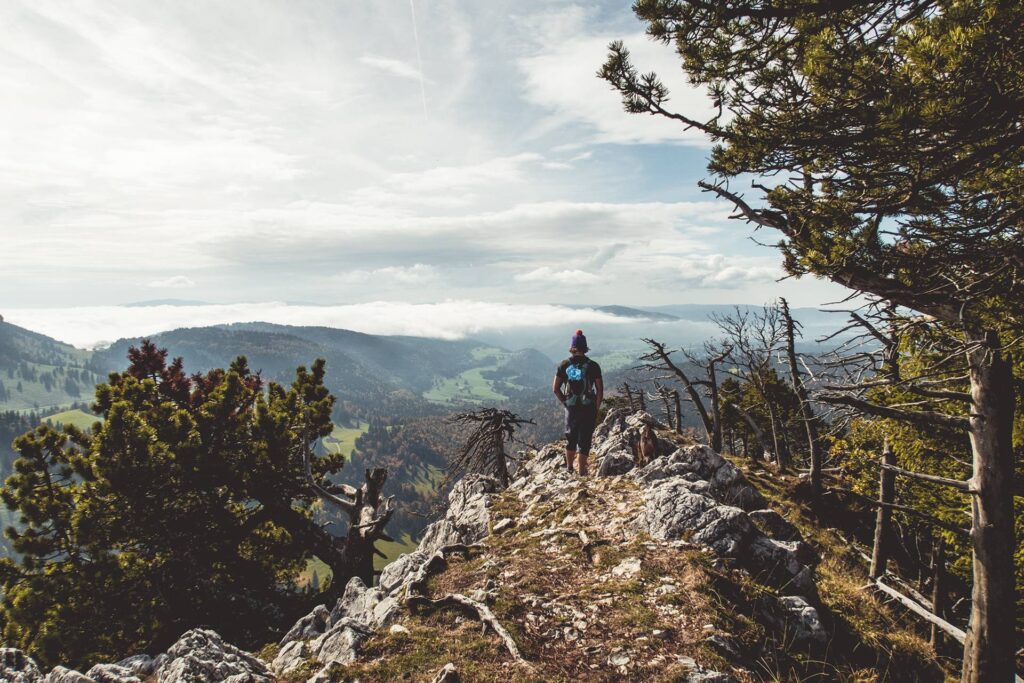 Du sommet, le sentier se poursuit sur la crĂªte avant d'entamer la descente.