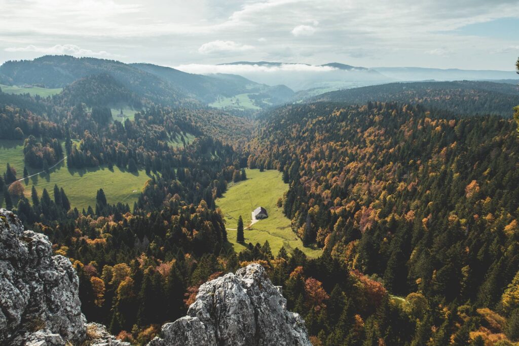 Une fois le passage le plus raide franchi, on a droit à un joli point de vue. La petite loge est notre prochaine étape.