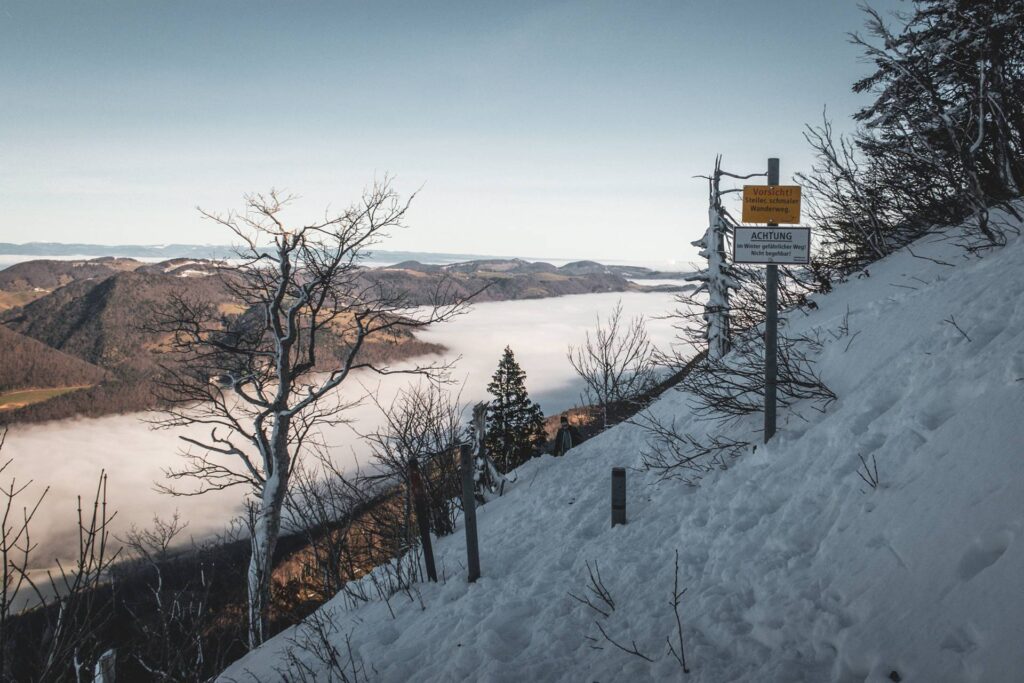 Le dernier bout du sentier n'est pas évident. Il se trouve sur une pente et il faut adopter la démarche "dahu" 😁 Sans neige, je pense qu'il n'y a rien de compliqué mais en l'état, je n'aurais pas emmené ma mère (désolée maman). Une fois tirée d'affaire, un regard en arrière me fait découvrir un panneau confirmant mon impression.