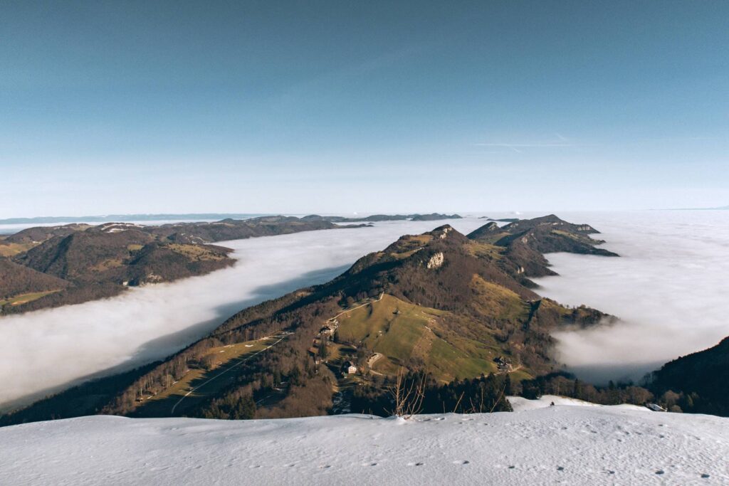Côté Est, les crêtes du Jura se déploient, émergeant de la mer de brouillard.