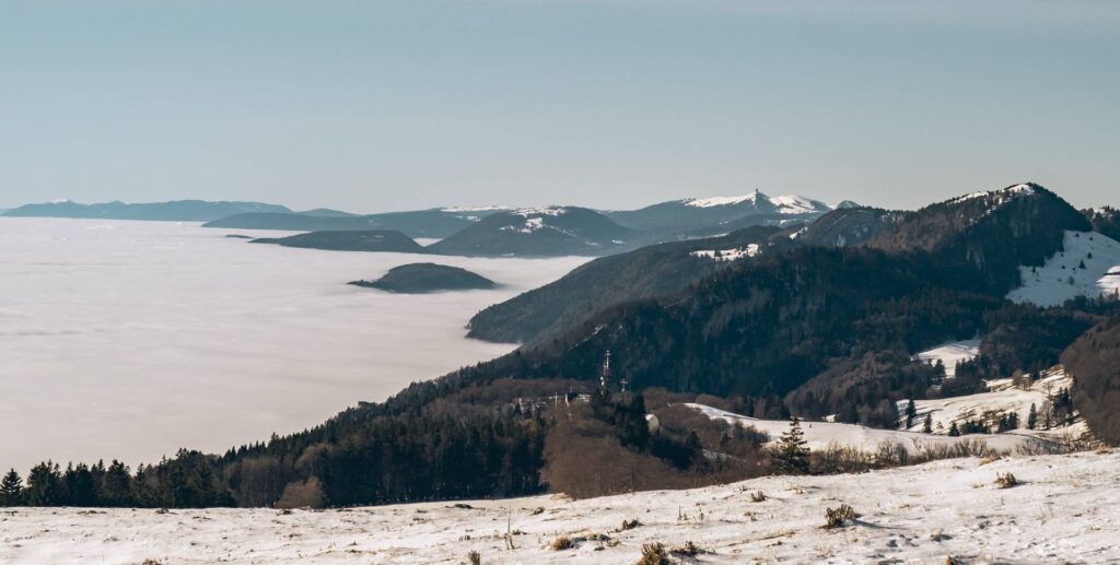 Côté ouest, on aperçoit le sommet du Chasseral avec son antenne.