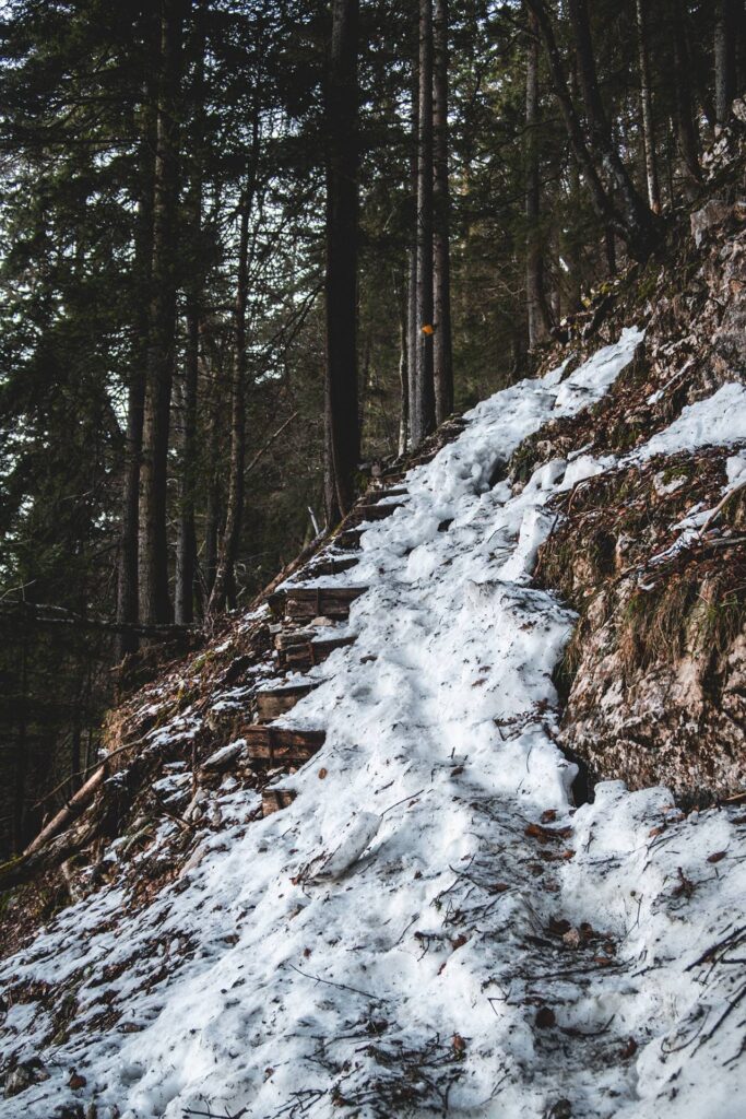 Nous revenons sur nos pas et entamons la descente, hélas, à l'ombre. Un panneau nous avertit à nouveau qu'il faudrait éviter de s'y risquer en hiver. Quelques passages sont délicats avec la neige accumulée sur le chemin mais finalement rien d'infranchissable.