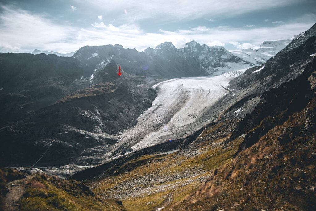 Et en face, toute petite dans ce décor majestueux, la cabane de Panossière où nous avons décidé de nous rendre pour la prochaine étape de la journée, soit le pic-nic !