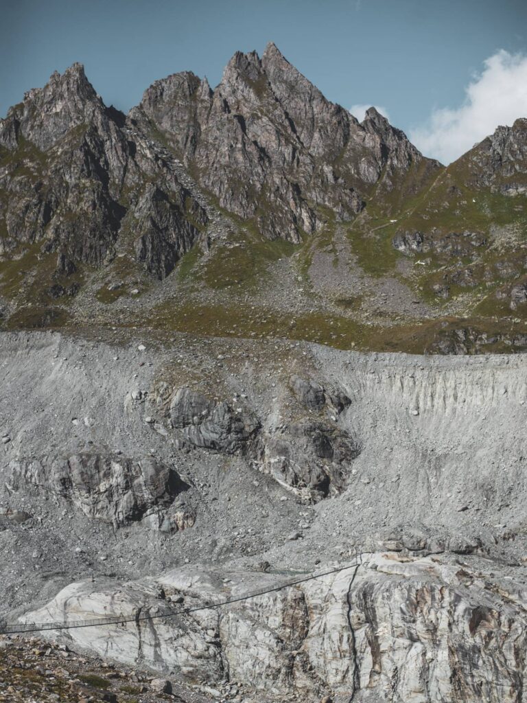 Et on remonte de l'autre côté en direction de la cabane avec un petit regard en arrière vers le col des Avouillons par lequel nous sommes descendus (point le plus bas de la ligne d'horizon, à droite de l'image. On devine le sentier qui descend).