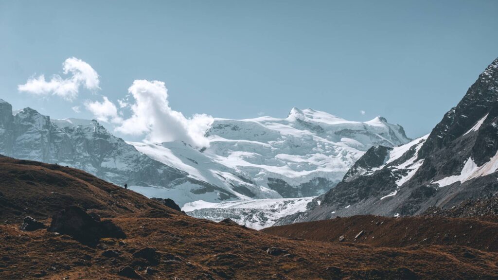 Pour le bout restant, il faut y aller fort au moral ! La cabane n'est pas si proche, on ne voit plus le glacier et on a déjà quelques bornes dans les pattes et les cuissots.