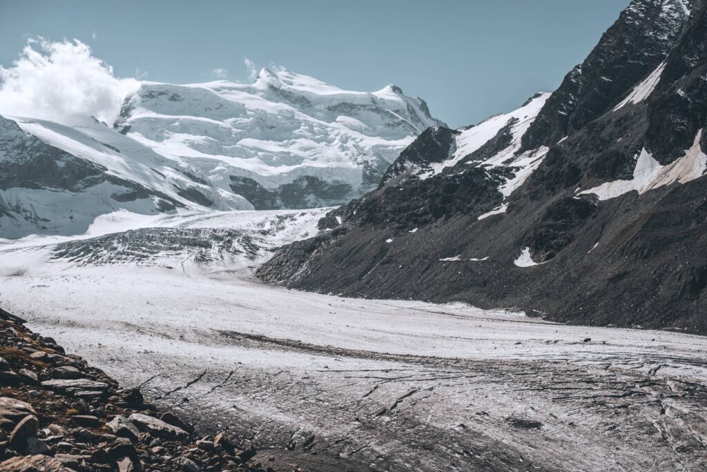 Et derrière la butte, on retrouve finalement le glacier qui s'offre au spectateur en toute générosité. Plus petit que celui d'Aletsch, il me semble pourtant plus saisissant. Il y a quelque chose de puissant en ces lieux...