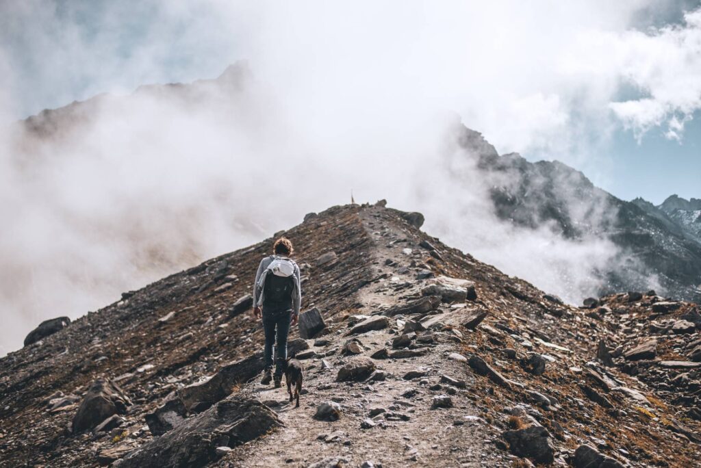 Mais comme chacun le sait, le temps change vite en montagne. Le brouillard monte si vite que bientôt les lieux se muent en un endroit mystique, austère et sauvage.