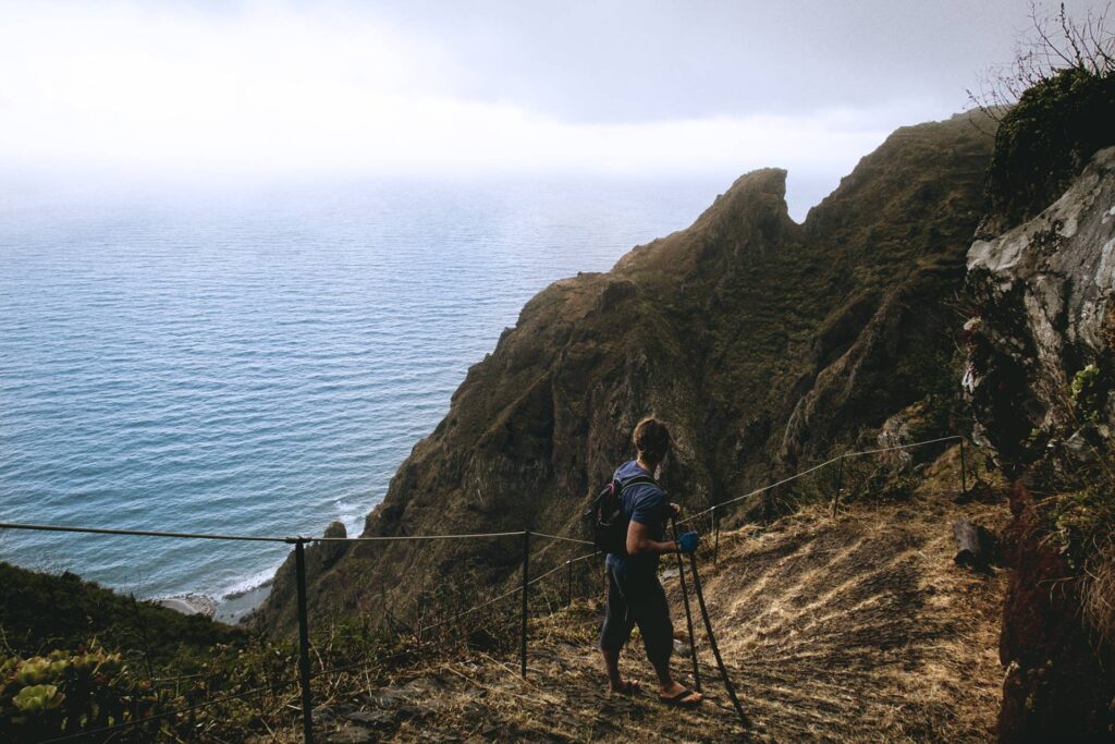 Jour 3 : de Prazeres à Jardim do Mar
Une descente abyssale vers la mer (500m de dénivelé négatif), une marche au bord de l'océan dans un champ de cailloux puis l'arrivée au pittoresque village de Jardim do Mar avant de remonter à la verticale vers notre point de départ, voici le programme de la rando du jour !
Attention, la partie "plage" doit être effectuée à marée basse et par mer calme sinon ça ne passe pas.