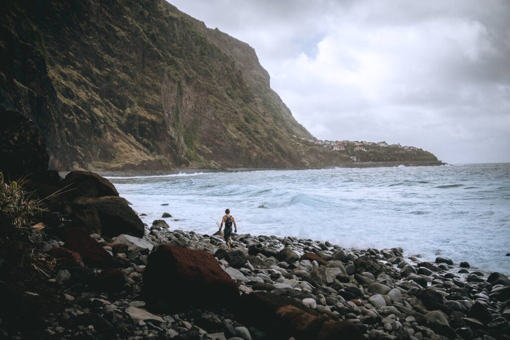 On progresse lentement, de caillou en caillou, au son des vagues qui s'échouent dans les galets. Au début, il y a l'un ou l'autre passage où il faut franchir de gros rochers en s'aidant avec les mains. Ce n'est pas une rando "familiale".