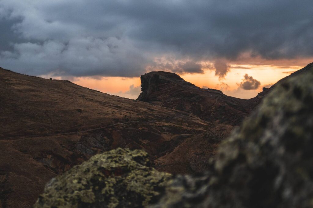 Jour 4 : Lever de soleil à Sao Lourenço
Une randonnée très très parcourue qu'il vaut la peine d'effectuer de très bon matin parce que les lumières sont fantastiques mais aussi parce qu'il n'y a pas d'ombre sur le tracé et qu'il y a ENORMEMENT de monde. Nous avons croisé des wagons de gens sur le chemin du retour ce qui enlève passablement de charme à ces magnifiques paysages... La rando présente un dénivelé positif de 420m et affiche un peu plus de 7km au compteur (au total, aller-retour), ce qui la rend légèrement sportive.