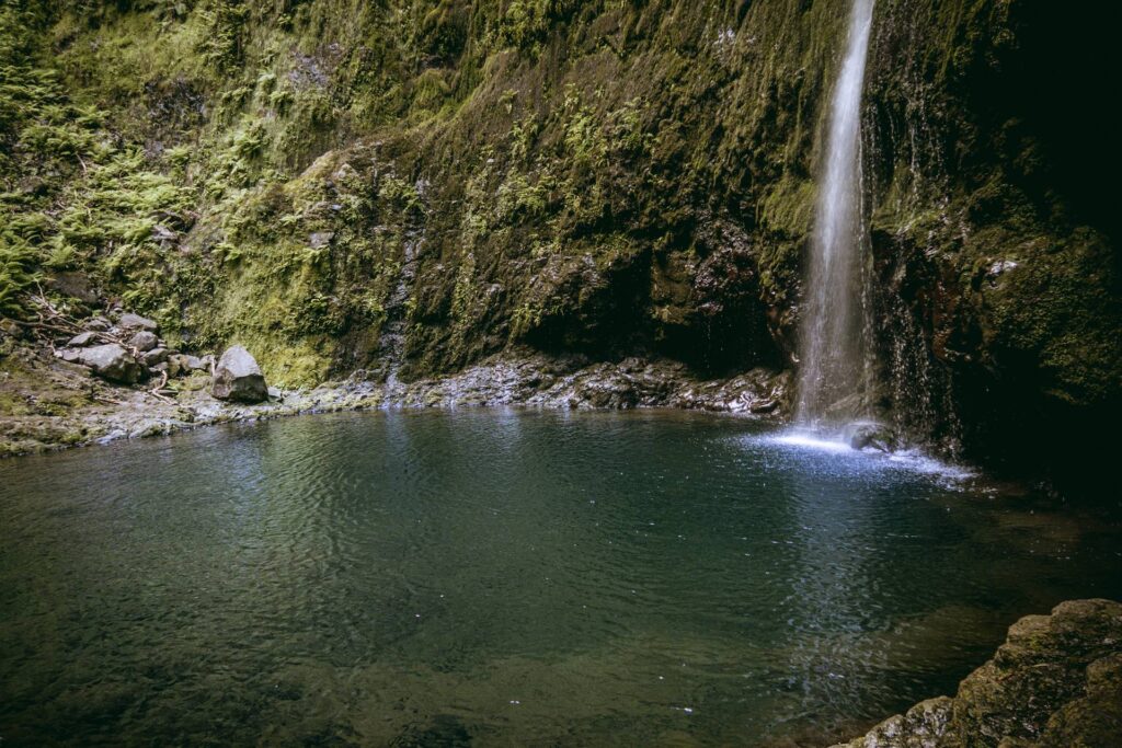Le pied de la cascade et le petit lac.