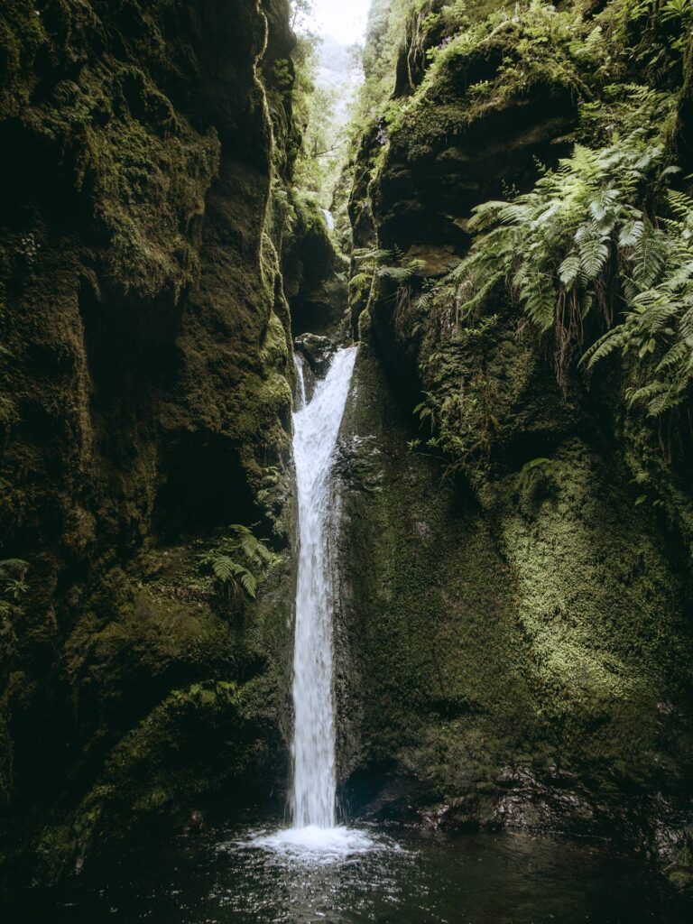 Plus loin, des gorges nous attendent avec d'autres cascades et bassins avant de se faufiler par le premier tunnel.