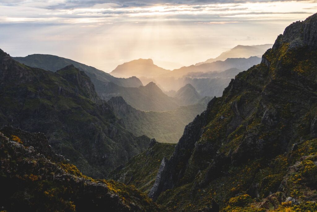 Les rayons du soleil percent à travers les nuages. C'est féérique !