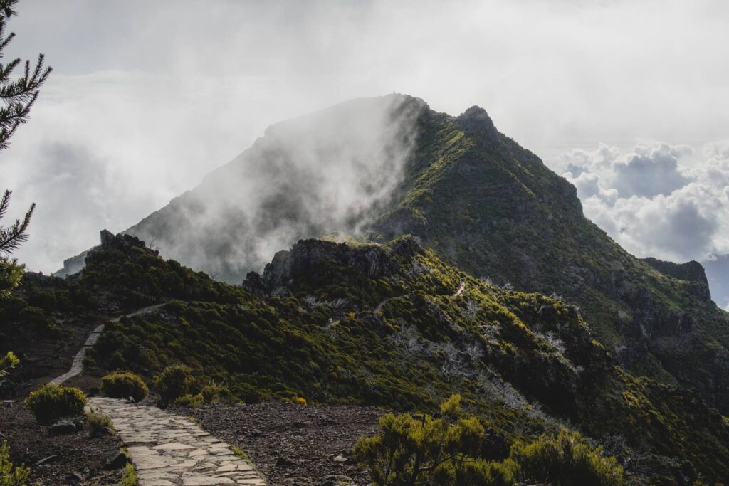 Non loin du sommet, la brume semble se lever.