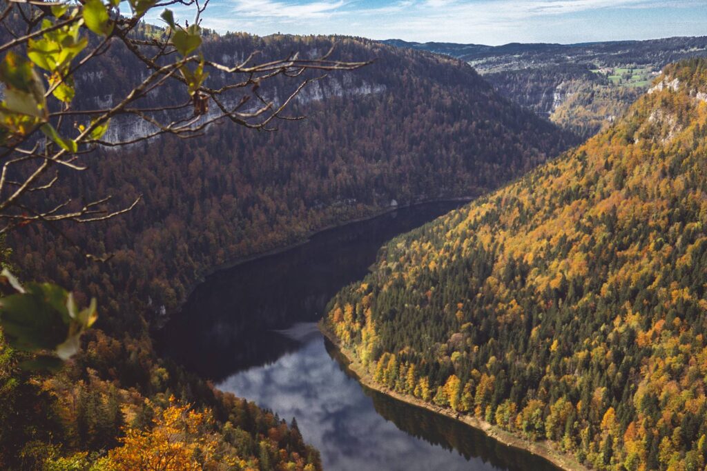 Une fois n'est pas coutume, le "clou du spectacle" nous est offert directement au dĂ©part de la randonnĂ©e, depuis un point de vue tout proche du restaurant. On y dĂ©couvre le Doubs en contrebas et la beautĂ© Ă©blouissante des forĂªts jurassiennes en automne.