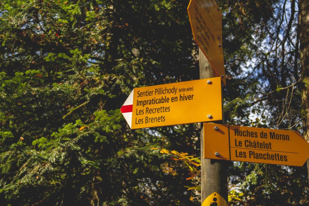 Et bientôt, on nous indique notre fameux sentier. Le panneau décrit un "sentier aérien" tandis qu'un second panneau, plus loin, nous met encore en garde.