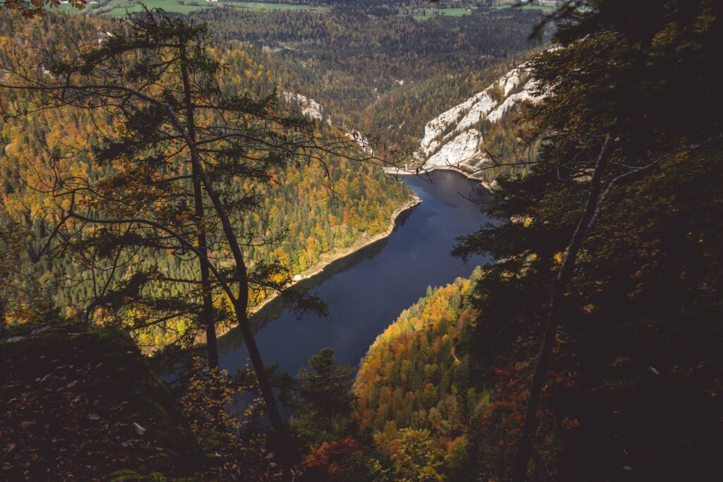 Je poursuis donc le long du sentier et admire le décor chaque fois que l'occasion le permet.