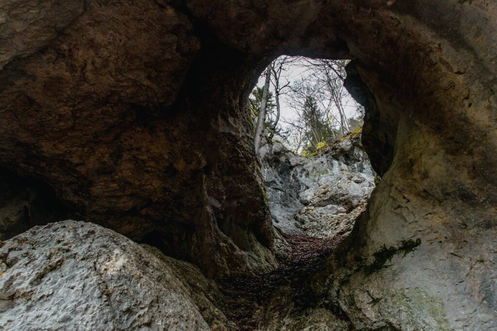Et 5-6 minutes plus tard, nous voilà dans cette étonnante grotte à ciel ouvert.