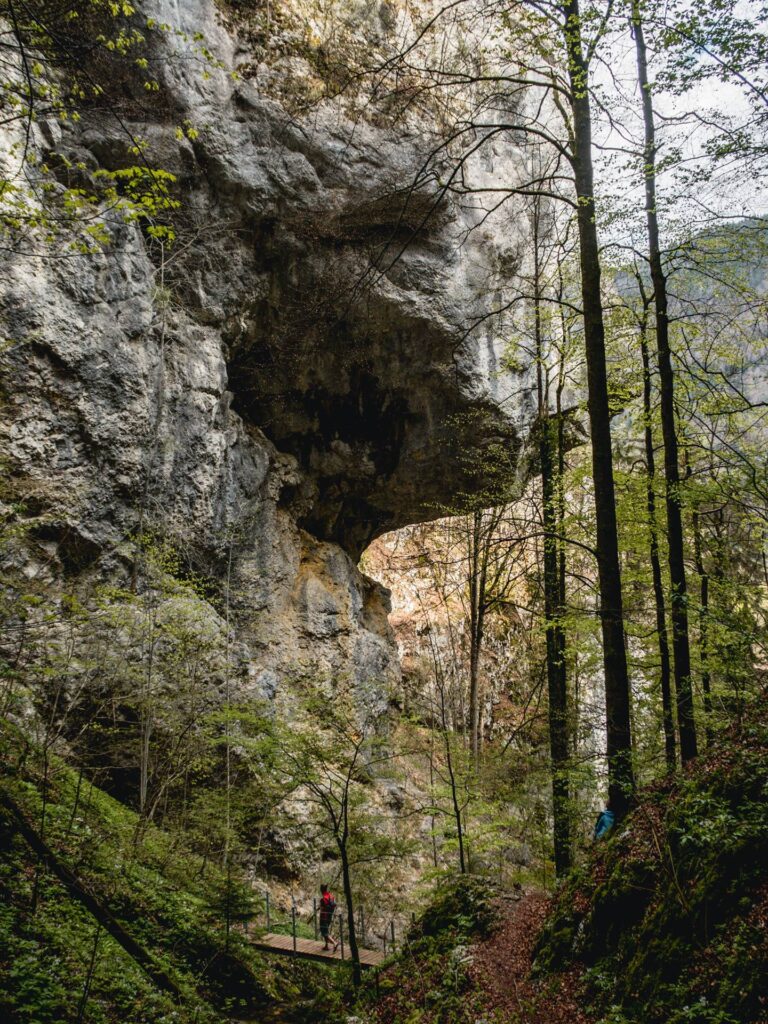 La fameux gros rocher sous lequel on passe. On mesure mieux ici sa masse avec Florian qui traverse le pont.
